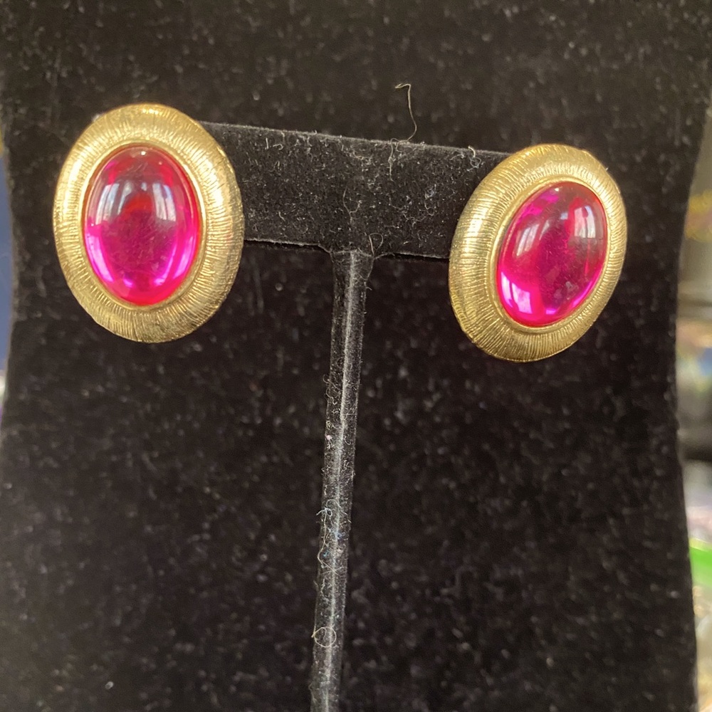 Oval Two Sisters earrings, gold tone with large pink stones